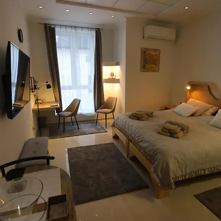 Bed & Breakfast Sobe Teatar 3 *