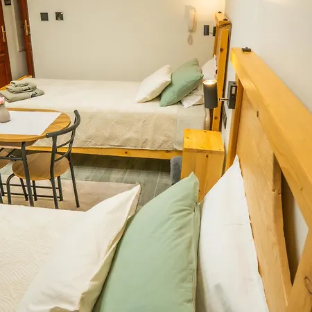 Teatar 3 B&B 수보티차